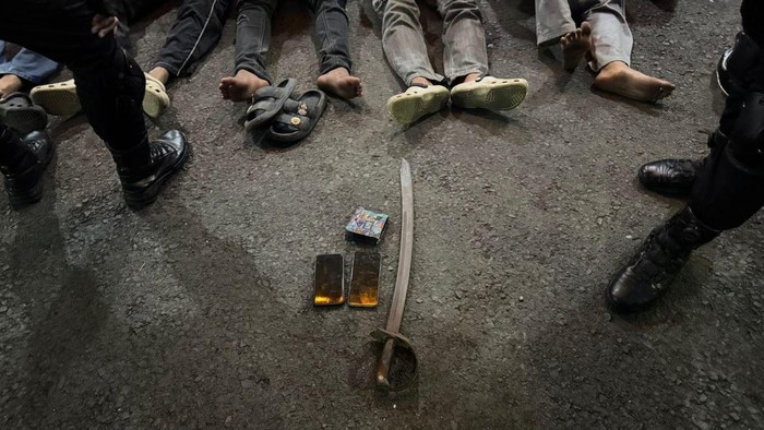 Enam Pemuda Diamankan Polisi Saat Diduga Hendak Tawuran di Bekasi Jakarta, 10 Mei 2026 – Aparat kepolisian mengamankan enam pemuda yang diduga hendak melakukan aksi tawuran di wilayah Bekasi. Dalam penindakan tersebut, petugas juga menyita sejumlah senjata tajam berupa pedang yang diduga akan digunakan dalam aksi bentrokan. Penangkapan dilakukan setelah polisi menerima informasi dan melakukan patroli di kawasan yang dianggap rawan terjadi tawuran. Saat dilakukan pemeriksaan, petugas menemukan senjata tajam yang dibawa oleh para pemuda tersebut. Keenam pemuda kemudian dibawa ke kantor kepolisian untuk menjalani pemeriksaan lebih lanjut. Aparat masih mendalami motif serta kemungkinan keterlibatan kelompok lain yang berkaitan dengan rencana aksi tawuran tersebut. Bekasi dalam beberapa waktu terakhir memang menjadi salah satu wilayah yang kerap mendapat perhatian terkait aksi tawuran remaja, terutama pada malam hingga dini hari. Pengamat sosial menilai fenomena tawuran di kalangan remaja dipengaruhi berbagai faktor, mulai dari pergaulan, pengaruh media sosial, hingga kurangnya pengawasan dan aktivitas positif bagi anak muda. Selain membahayakan pelaku, aksi tawuran juga dinilai mengancam keselamatan masyarakat sekitar dan pengguna jalan. Karena itu, patroli rutin dan langkah pencegahan dari aparat keamanan dianggap penting untuk menekan potensi bentrokan. Pengamat keamanan menjelaskan bahwa kepemilikan senjata tajam di ruang publik tanpa alasan yang jelas dapat berpotensi memicu tindak kriminal serius. Penindakan cepat dari aparat dinilai mampu mencegah jatuhnya korban akibat bentrokan antar kelompok. Masyarakat sekitar berharap aparat terus meningkatkan pengawasan di titik-titik rawan tawuran agar situasi keamanan lingkungan tetap terjaga, terutama pada jam-jam rawan malam hari. Selain penegakan hukum, sejumlah pihak juga mendorong perlunya pendekatan edukatif kepada remaja melalui sekolah, keluarga, dan lingkungan sosial agar mereka tidak terlibat dalam kekerasan jalanan. Pemerintah daerah dan aparat keamanan disebut terus berupaya memperkuat program pembinaan generasi muda melalui kegiatan olahraga, pendidikan, dan aktivitas komunitas positif sebagai langkah pencegahan tawuran. Kasus ini menjadi pengingat penting mengenai perlunya peran bersama antara keluarga, masyarakat, sekolah, dan aparat keamanan dalam menjaga lingkungan tetap aman sekaligus membina remaja agar terhindar dari aksi kekerasan dan kriminalitas jalanan.