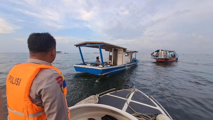 11 Pemancing Diselamatkan Polisi Usai Kapal Bocor di Perairan Jakarta Utara