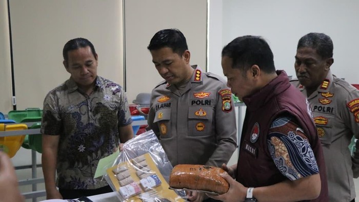 Gugup Saat Razia, Pria Ini Ternyata Kedapatan Membawa Satu Kilogram Ganja