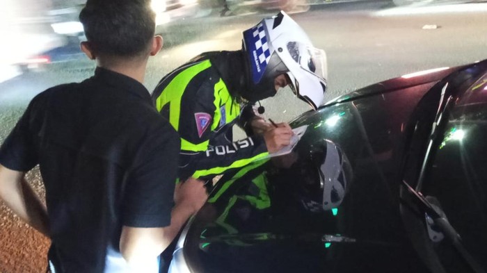 Mobil Mewah Berpelat Mirip Kendaraan Pejabat Viral di Tangerang, Warga Sempat Mengira Milik Menteri