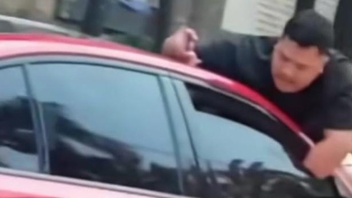 Viral Pria ‘Nemplok’ di Mobil Merah Jakbar, Polisi Ungkap Kronologi di Baliknya