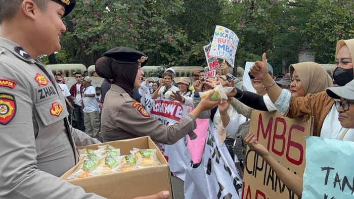 Polwan Negosiator Kedepankan Pendekatan Humanis dalam Pengamanan Aksi Unjuk Rasa di Monas